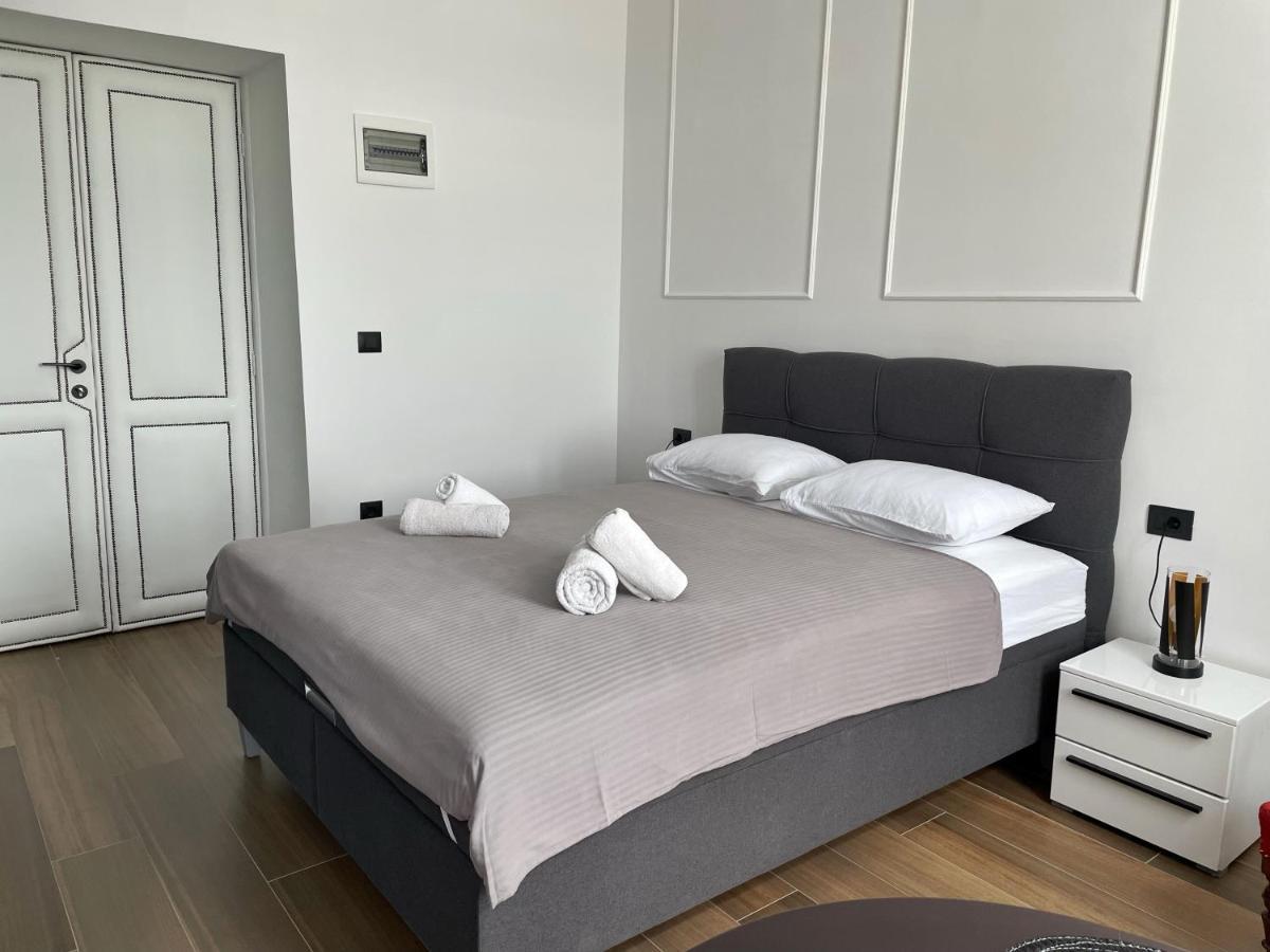 Navis City Apartments Pula Exterior foto